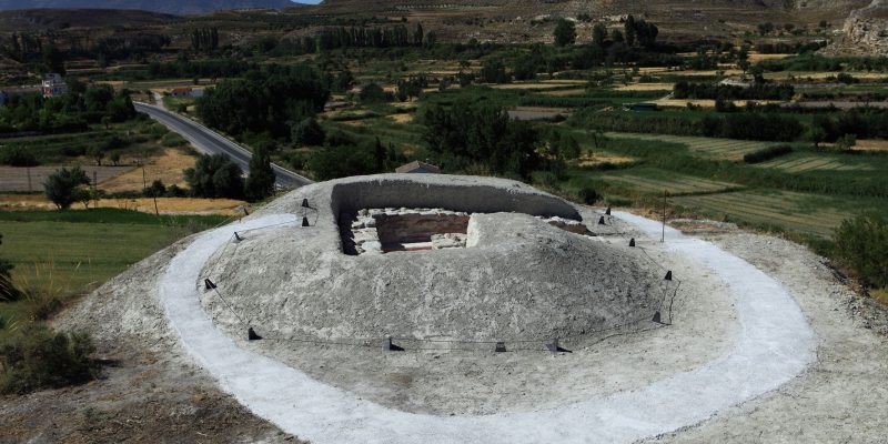 Yacimiento Necrópolis de Tútugi (Galera) | Geoparque de Granada sep 50 final con tumulo 800x400 - Yacimiento Necrópolis de Tútugi (Galera) - Geoparque de Granada