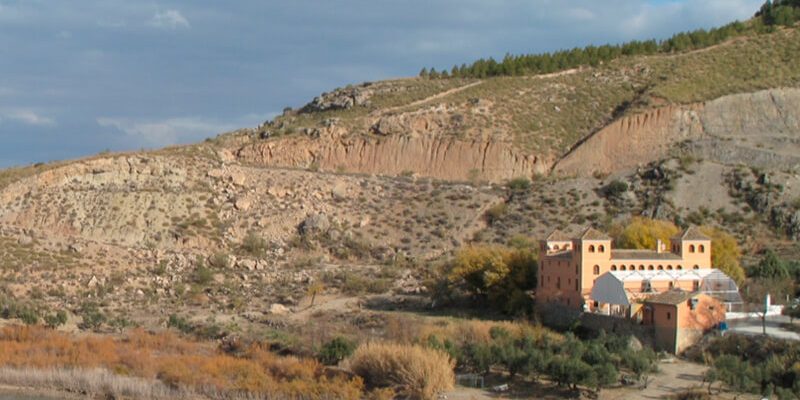 Travertines of the Baños de Alicún (Villanueva de las Torres) | Geoparque de Granada travertinos alicun 1 800x400 - Travertines of the Baños de Alicún (Villanueva de las Torres) - Geoparque de Granada