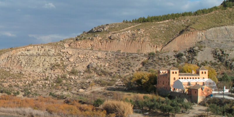 travertinos alicun 1 800x400 - Ruta Acequia del Toril y dólmenes de Alicún - Geoparque de Granada