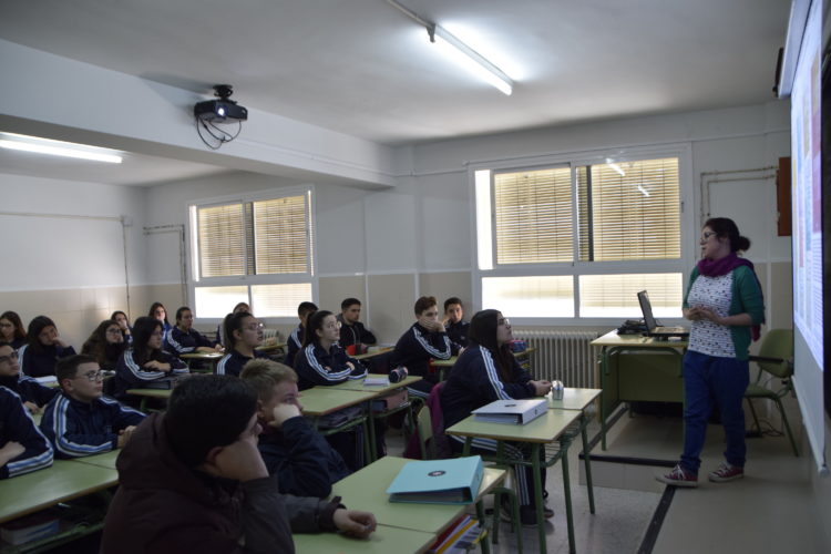 DSC1498 750x500 - El Día de la Mujer y la Niña en la Ciencia divulga conocimiento en las aulas de secundaria con la científica Mayte Pedrosa. - Geoparque de Granada