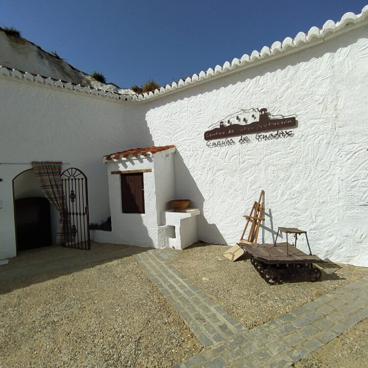 Centro Interpretación Cuevas de Guadix 750x750 - El Geoparque instala espacios de promoción en 36 centros de interpretación y puntos de información turística del territorio - Geoparque de Granada