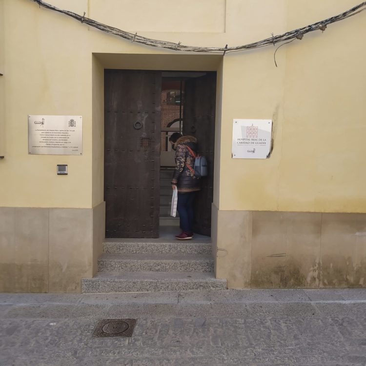 Entrada Hospital Real Guadix 750x750 - El Geoparque instala espacios de promoción en 36 centros de interpretación y puntos de información turística del territorio - Geoparque de Granada