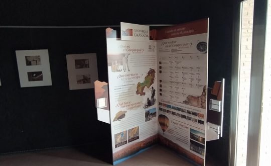 Rincón del Geoparque en Benalúa - El Geoparque instala espacios de promoción en 36 centros de interpretación y puntos de información turística del territorio - Geoparque de Granada