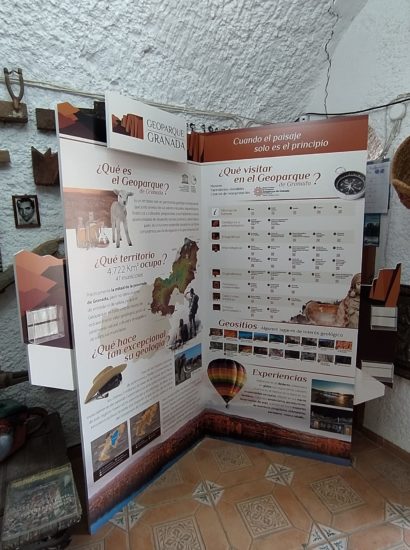 Rincon Geoparque Cueva Inmaculada Purullena 410x550 1 - El Geoparque instala espacios de promoción en 36 centros de interpretación y puntos de información turística del territorio - Geoparque de Granada