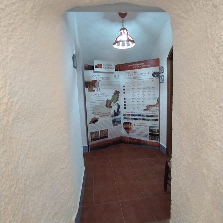 Rincon Geoparque Cuevas de Guadix 750x750 - El Geoparque instala espacios de promoción en 36 centros de interpretación y puntos de información turística del territorio - Geoparque de Granada