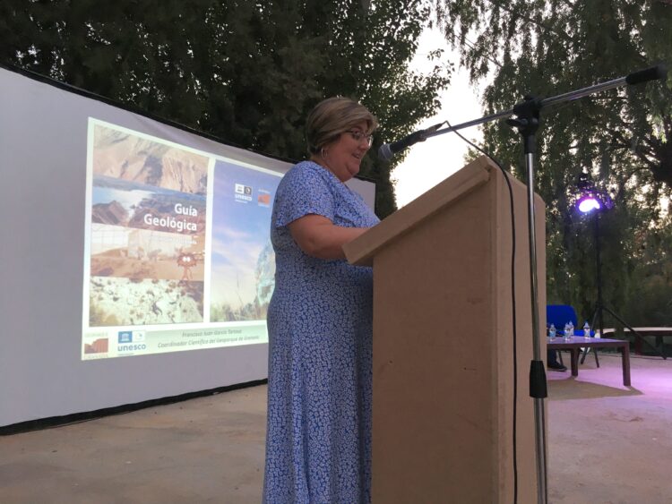 ANA MUNOZ PRESENTANDO GUIA GEOLOGICA 750x563 - Presentación oficial de la Guía Geológica del Geoparque de Granada. - Geoparque de Granada