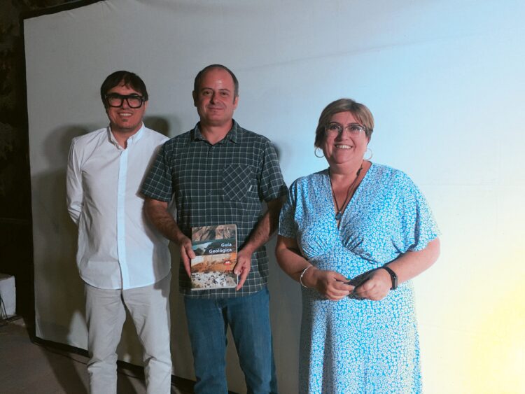 JOSE MANUEL GUILLEN FRAN G TORTOSA Y ANA MUnOZ ARQUELLADAS 02 750x563 - Presentación oficial de la Guía Geológica del Geoparque de Granada. - Geoparque de Granada