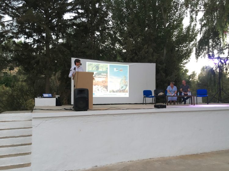 PRESENTACION GUIA GEOLOGICA HABLA JOSE MANUEL GUILLEN 750x563 - Presentación oficial de la Guía Geológica del Geoparque de Granada. - Geoparque de Granada