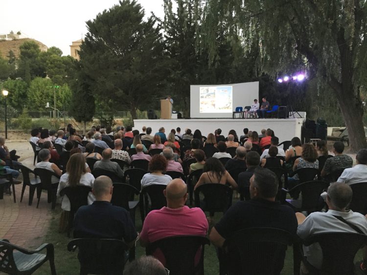 Presentacion guia geologica habla la diputada 750x563 - Presentación oficial de la Guía Geológica del Geoparque de Granada. - Geoparque de Granada