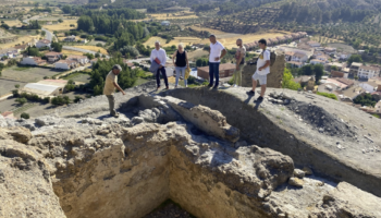 CASTILLO DE LA PEZA 350x200 - Avanzan los trabajos de excavación arqueológica en el Castillo Medieval de La Peza - Geoparque de Granada