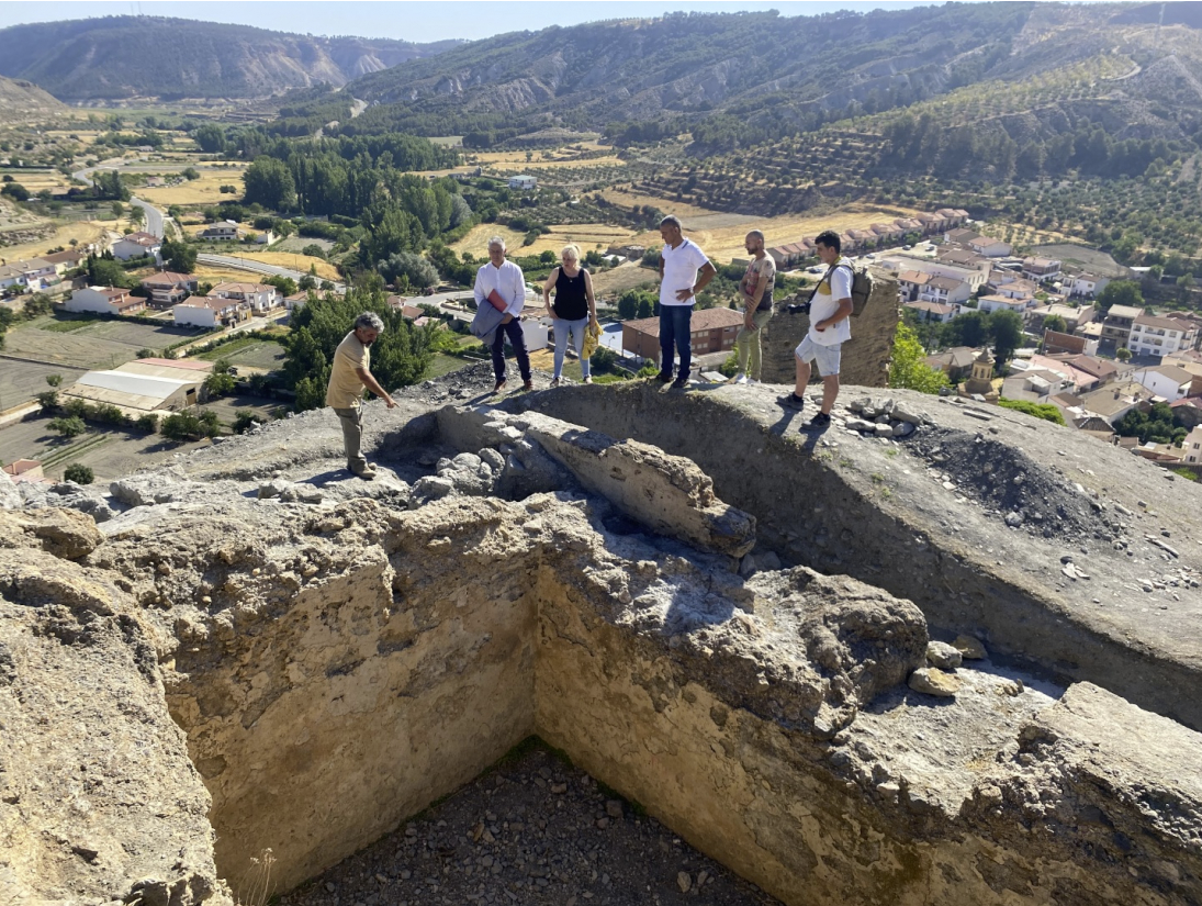 CASTILLO DE LA PEZA - Avanzan los trabajos de excavación arqueológica en el Castillo Medieval de La Peza - Geoparque de Granada