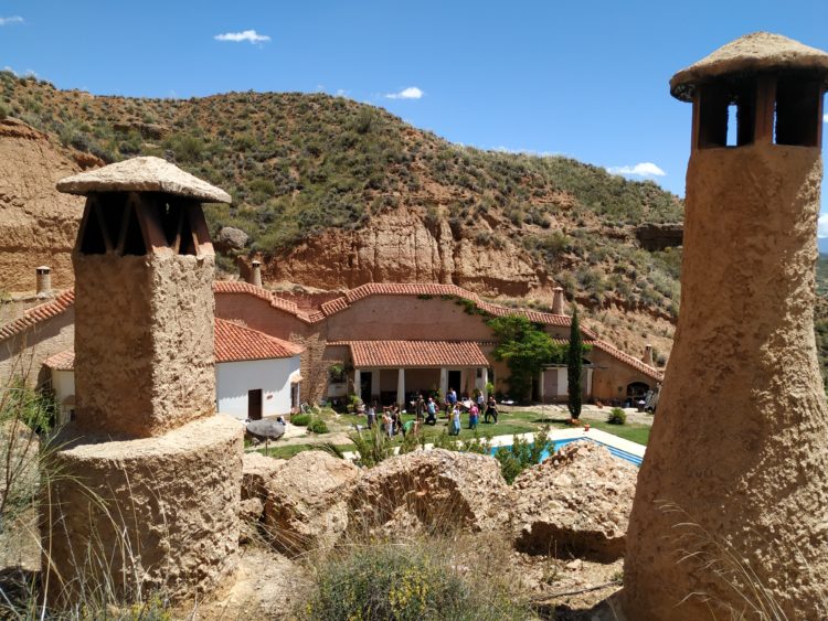 Chimeneas Almagruz 750x563 - "Almagruz" Troglodyte Habitat Interpretation Center - Geoparque de Granada