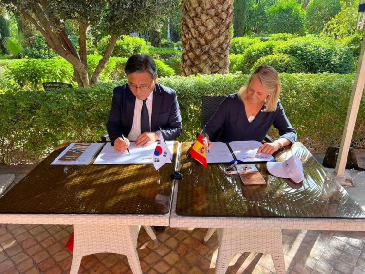 00002firma acuerdo con corea 750x563 - Granada Geopark Signs Twinning Agreement with Mudeungsan Geopark in South Korea - Geoparque de Granada