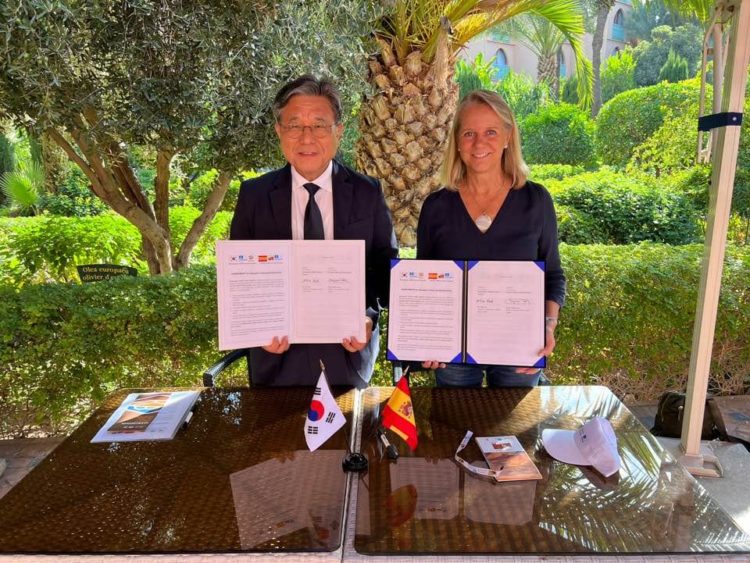 00003firma acuerdo con corea 750x563 - Granada Geopark Signs Twinning Agreement with Mudeungsan Geopark in South Korea - Geoparque de Granada