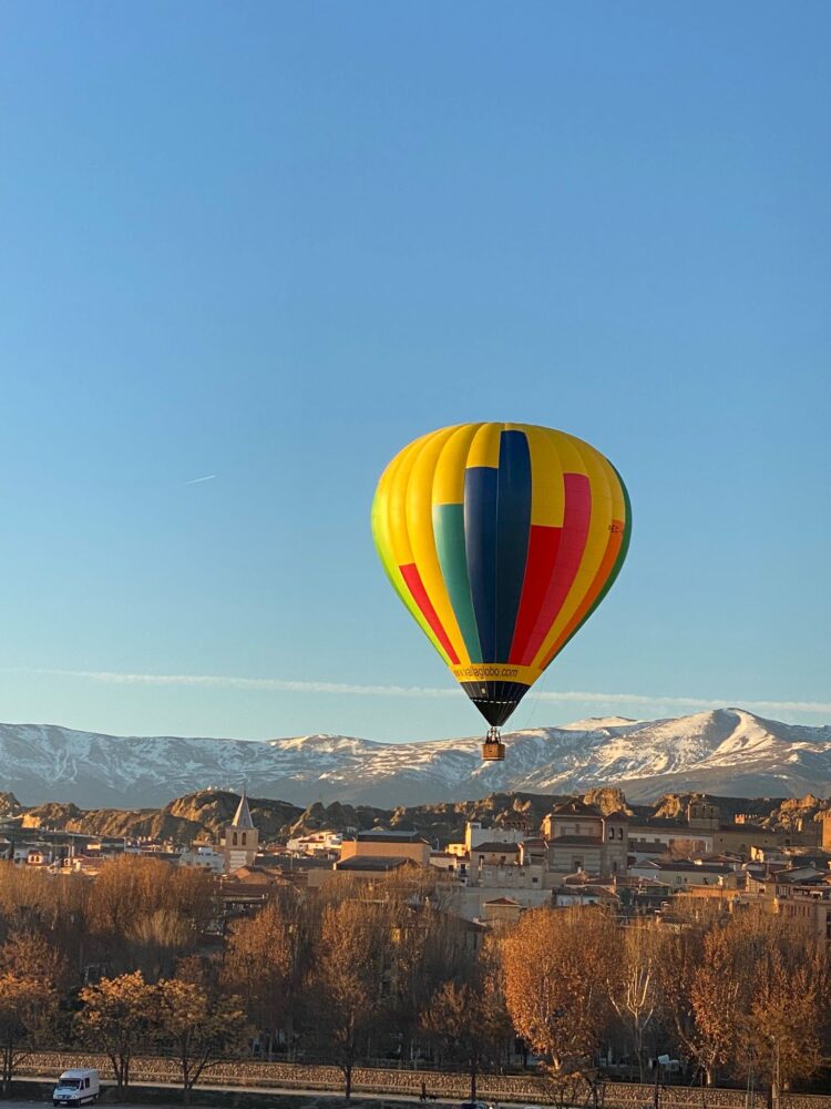 IMG 20240128 WA0010 750x1000 - Los globos aerostáticos inundan de colorido el cielo del Geoparque - Geoparque de Granada