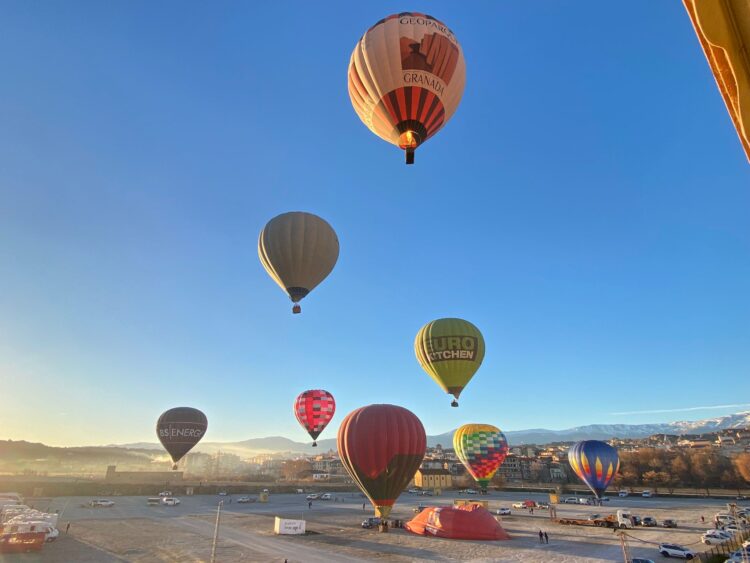 IMG 20240128 WA0016 750x563 - Los globos aerostáticos inundan de colorido el cielo del Geoparque - Geoparque de Granada
