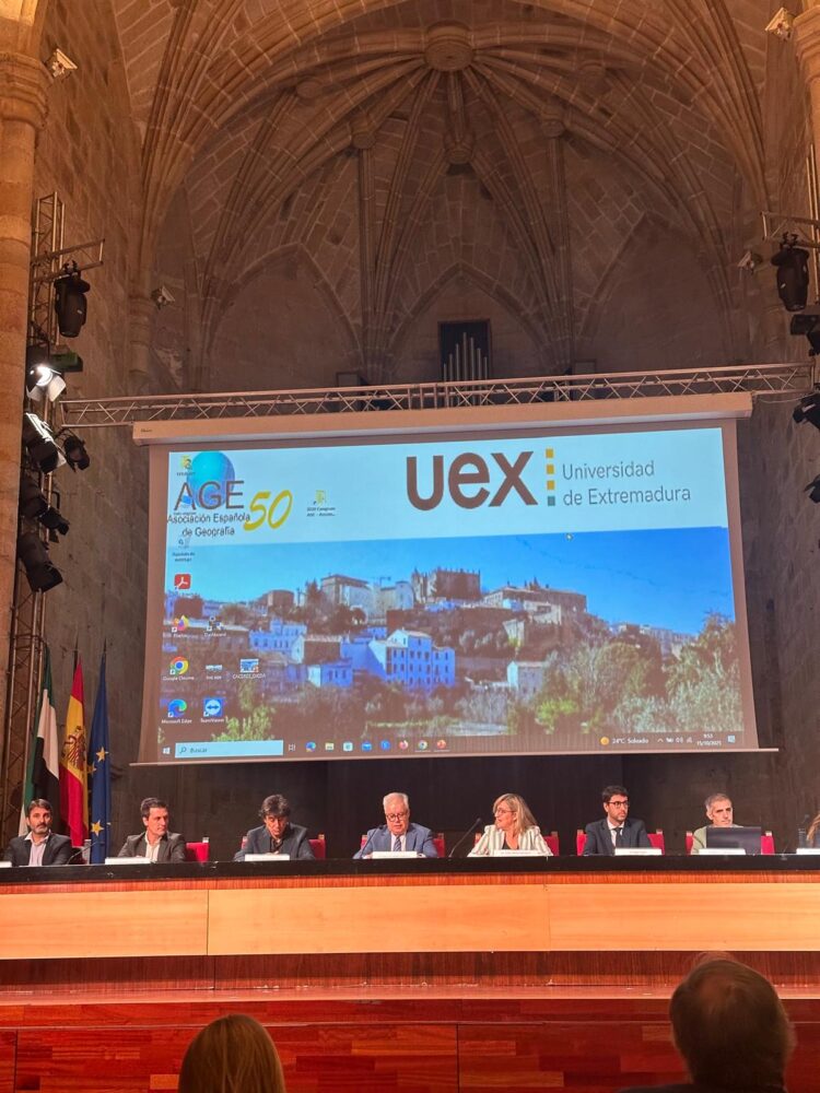 La Carta del Paisaje del Geoparque de Granada, presente en el XXIX Congreso de la Asociación Española de Geografía | Geoparque de Granada CARTA PAISAJE EN CONGRESO EXTREMADURA 00005 750x1000 - La Carta del Paisaje del Geoparque de Granada, presente en el XXIX Congreso de la Asociación Española de Geografía - Geoparque de Granada