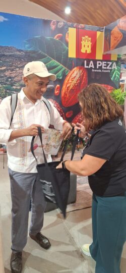 GEOPARQUE EN MEXICO 3 250x541 - El Geoparque de Granada participa en el 14º Festival del Chocolate Tabasco 2025 junto al documental “La Ruta del Cacao. México–Granada” - Geoparque de Granada