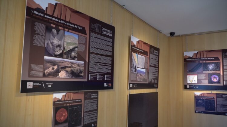 EXPO MIRADORES 4 750x422 - Inaugurada en Guadix la exposici&oacute;n &ldquo;Del Geoparque al Cosmos&rdquo; sobre la Red de Miradores Astrotur&iacute;sticos del Geoparque de Granada - Geoparque de Granada
