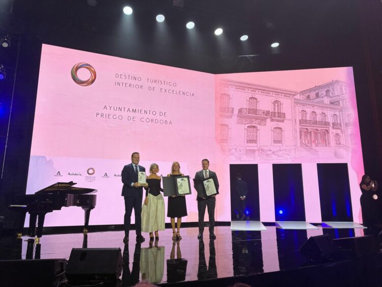 El Geoparque Mundial UNESCO de Granada, reconocido en los Premios Andalucía del Turismo 2026 como Destino Turístico Interior de Excelencia | Geoparque de Granada Recogida de reconocimiento 2026 09 24 at 21.18.39 750x563 - El Geoparque Mundial UNESCO de Granada, reconocido en los Premios Andalucía del Turismo 2026 como Destino Turístico Interior de Excelencia - Geoparque de Granada