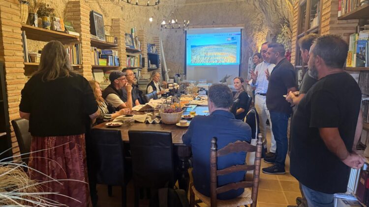 El Geoparque de Granada comparte su experiencia en gobernanza y participación con la red internacional Human Smart Living Lab | Geoparque de Granada VISITA DELEGACION NUEVA ZELANDA A ALMAGRUZ 2026 09 28 at 13.40.28 2 750x422 - El Geoparque de Granada comparte su experiencia en gobernanza y participación con la red internacional Human Smart Living Lab - Geoparque de Granada
